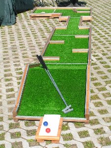 One interchangeable Mini Golf hole